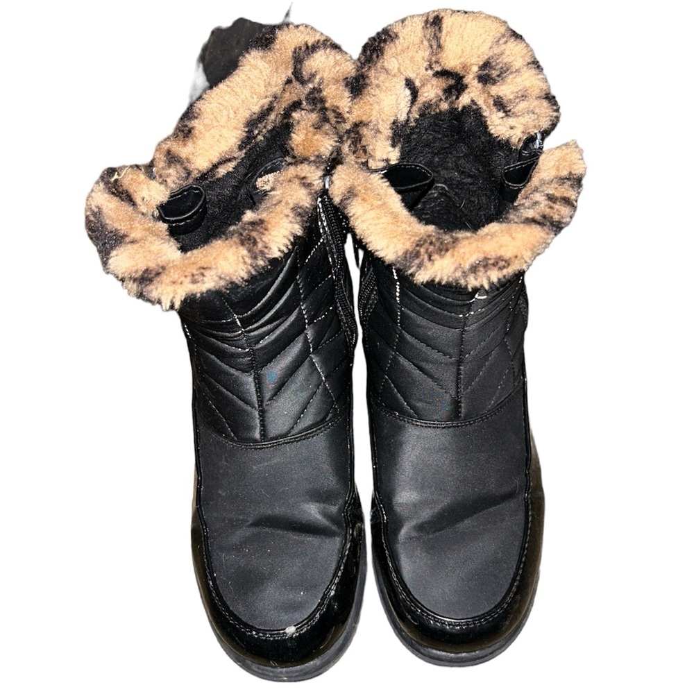 Size 8 fake fur women’s snow boots